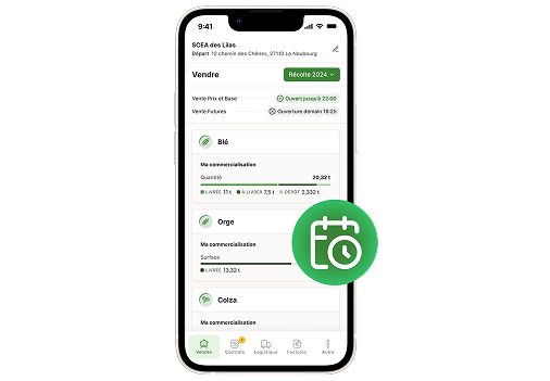 Maison Sources — Horaires élargis pour contractualiser : iPhone affichant l’écran « Vendre » (Récolte 2024) avec statuts « Ouvert jusqu’à 22:00 » et « Ouverture demain 18:25 », sections Blé / Orge / Colza et bloc « Ma commercialisation » (livré, à livrer, dépôt). Pictogramme calendrier/horloge en surimpression. Promesse : plus de souplesse pour signer vos contrats au bon moment — plus de flexibilité = plus de ventes au prix voulu, dans le cadre du prix en 2 temps (Base BZ + Futures MATIF).