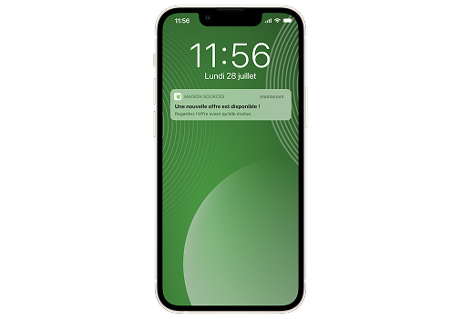 Maison Sources — Alertes opportunités : notification push sur iPhone (« Une nouvelle offre est disponible ! Regardez l’offre avant qu’elle évolue. ») affichée sur l’écran verrouillé, lundi 28 juillet à 11:56, fond vert à ondes concentriques. Promesse : être prévenu en temps réel des offres à ne pas rater pour vendre au bon prix, au bon moment.