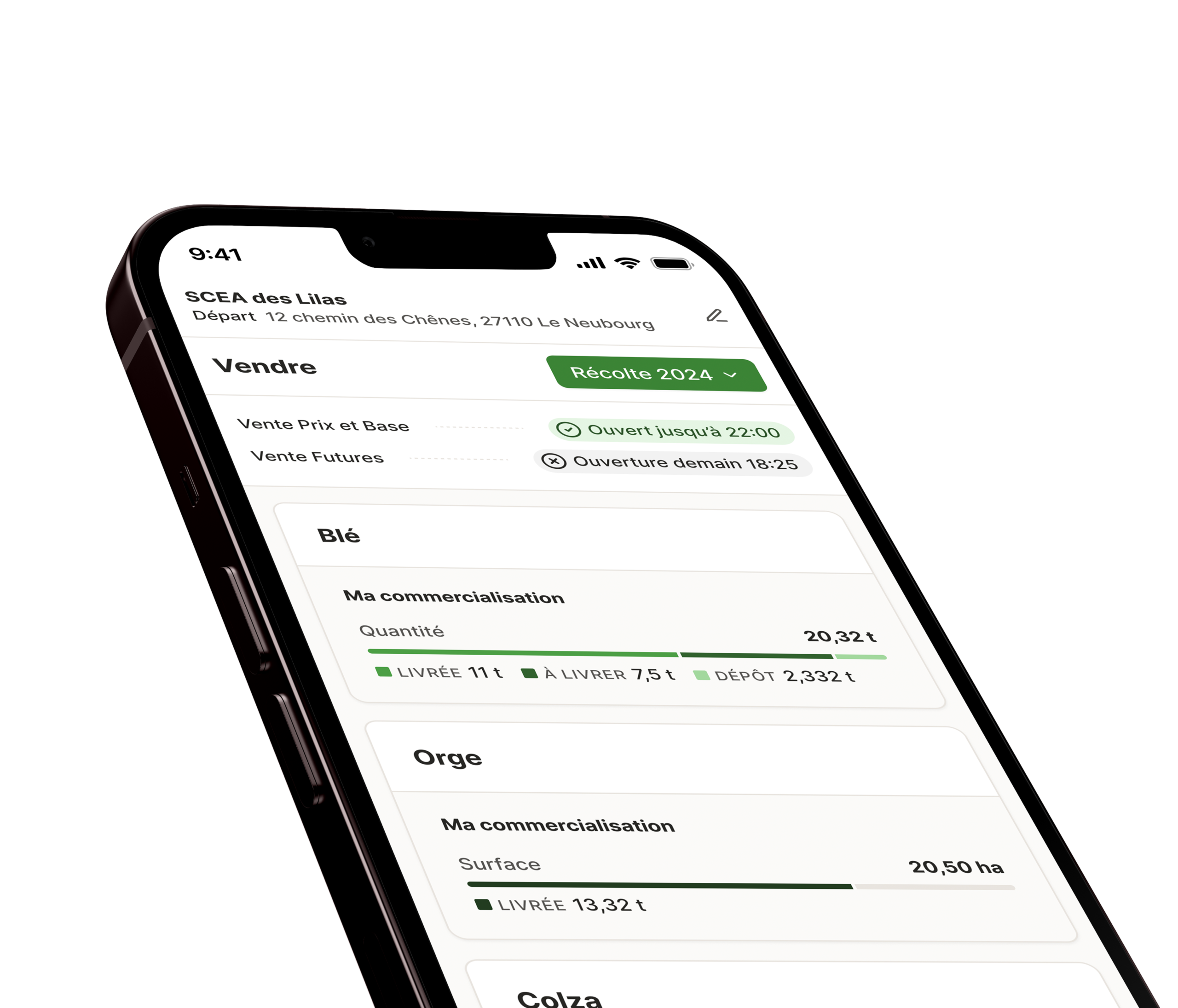 Maison Sources — application mobile de trading en culture (Groupe BZ) destinée aux agriculteurs : visuel héros montrant un iPhone incliné sur fond vert à ondes concentriques ; écran « Vendre » avec options « Offres Prix et Base » et « Offres Futures », badges d’état « Ouvert jusqu’à 22:00 » et « Ouverture demain 18:25 » ; cartes blé et orge affichant la section « Ma commercialisation » avec jauges de progression (livrée / à livrer / dépôt), exemple blé 20,32 t et surface orge 20,50 ha ; interface claire en cartes illustrant les promesses de la page d’accueil : MATIF en direct, fixation du prix en 2 temps (Base & Futures), alertes opportunités et contractualisation dans l’app pour vendre blé, orge, colza au meilleur moment.